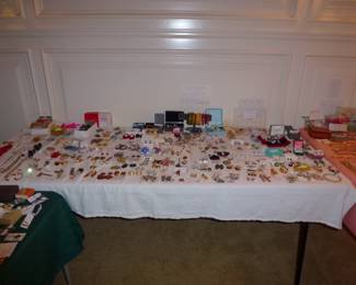 HUNDREDS OF PIECES OF JEWELRY,SO MUCH TO LOOK AT!