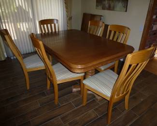 GREAT DINING ROOM TABLE WITH TABLE LEAFS