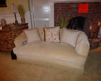 VERY COMFY CLEAN COUCH