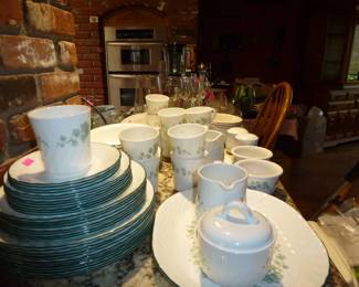 Very nice plate set all matching no chips!