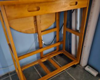 Gate leg table