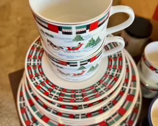 Lynns "Christmas At Home" Dish Set