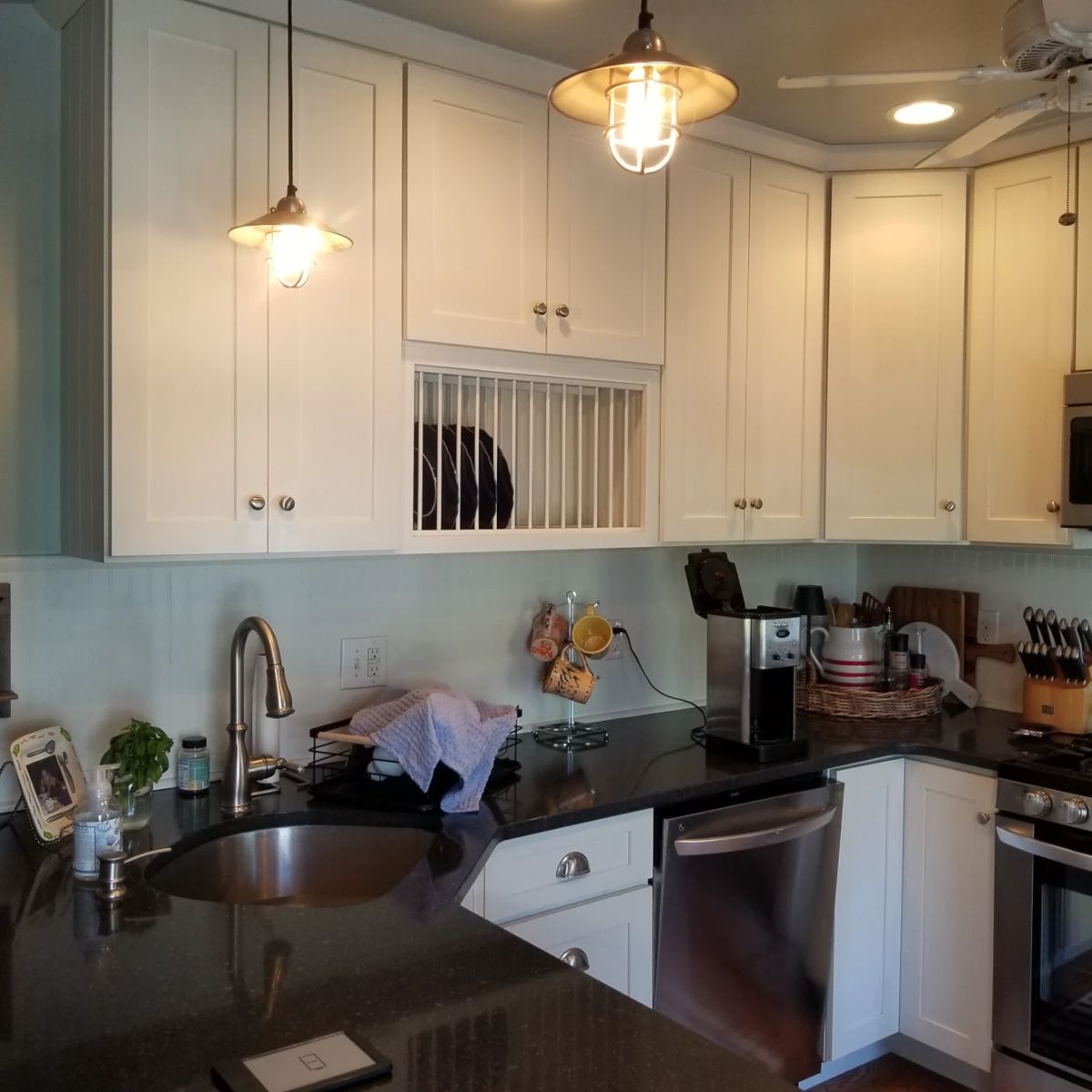 Small but mighty kitchen with peninsula