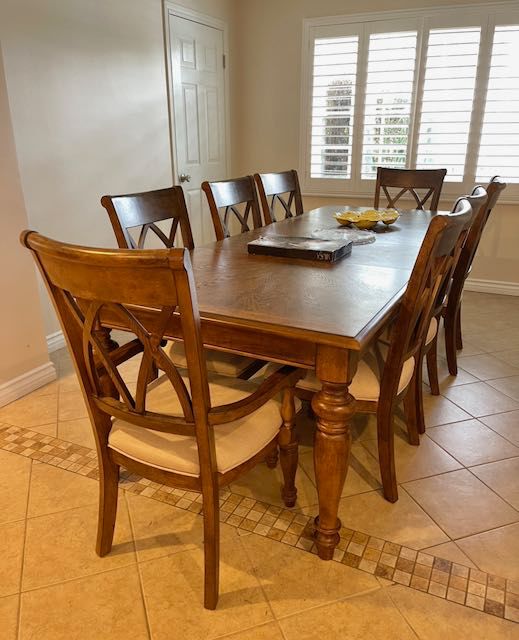 Dining table w/8 chairs