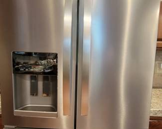 WHIRLPOOL FRENCH DOOR OVER DOUBLE DOUBLE DRAWER WITH MULTIPLE INSERT DRAWERS INSIDE. ICE AND WATER WORK. CLEAN LIKE NEW $500.00