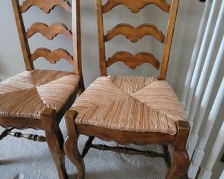 STUNNING EXCELLENT CONDITION ROUND/OVAL WITH LEAF SOLID WOOD TABLE WITH 8 PLUS 1 EXTRA....LADDER BACK CHAIRS WITH RUSH SEATING. GEARED MECHANISM FOR EASE OF INSERT AND REMOVAL OF LEAF-STUNNING DESIGN AND DETAILS...QUALITY SOLID SET WITH TABLE PROTECTOR AS WELL $400