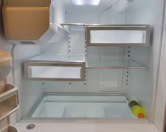 WHIRLPOOL FRENCH DOOR OVER DOUBLE DOUBLE DRAWER WITH MULTIPLE INSERT DRAWERS INSIDE. ICE AND WATER WORK. CLEAN LIKE NEW $500.00