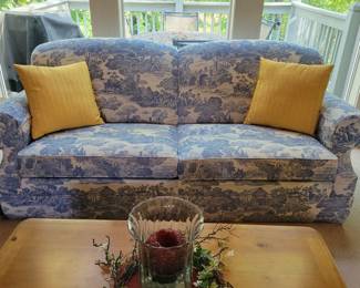 ETHAN ALLEN COUNTRY CLASSIC ROLLED ARM IN "FRENCH TOILE DE JOUY" QUALITY LIKE NEW $300