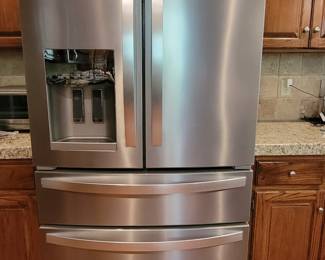 WHIRLPOOL FRENCH DOOR OVER DOUBLE DOUBLE DRAWER WITH MULTIPLE INSERT DRAWERS INSIDE. ICE AND WATER WORK. CLEAN LIKE NEW $500.00