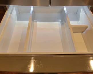 WHIRLPOOL FRENCH DOOR OVER DOUBLE DOUBLE DRAWER WITH MULTIPLE INSERT DRAWERS INSIDE. ICE AND WATER WORK. CLEAN LIKE NEW $500.00