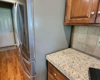 WHIRLPOOL FRENCH DOOR OVER DOUBLE DOUBLE DRAWER WITH MULTIPLE INSERT DRAWERS INSIDE. ICE AND WATER WORK. CLEAN LIKE NEW $500.00