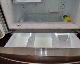 WHIRLPOOL FRENCH DOOR OVER DOUBLE DOUBLE DRAWER WITH MULTIPLE INSERT DRAWERS INSIDE. ICE AND WATER WORK. CLEAN LIKE NEW $500.00