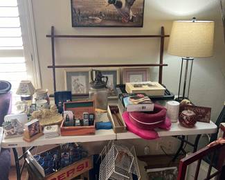 Bunny plate collectable stand and 12 plates