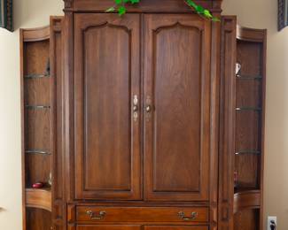 Total of 4 separate pieces. The entertainment center hutch is 2 pieces. Main cabinet is 43 1/2” W x 84 1/4” H x 22 3/4” D. The curved side display sections with glass shelves are also separate pieces measure 16 3/4” from corner to corner.
The curved side display shelving can be removed and repositioned elsewhere away from main cabinet. Again, main cabinet is 2 pieces top and bottom.