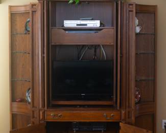 Total of 4 separate pieces. The entertainment center hutch is 2 pieces. Main cabinet is 43 1/2” W x 84 1/4” H x 22 3/4” D. The curved side display sections with glass shelves are also separate pieces measure 16 3/4” from corner to corner.
The curved side display shelving can be removed and repositioned elsewhere away from main cabinet. Again, main cabinet is 2 pieces top and bottom.