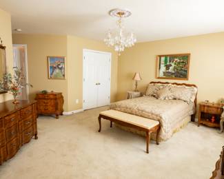 4-Piece Thomasville Bedroom Set — Full Bed, Chest of Drawers, Nightstand, and Dresser