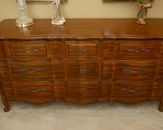 4-Piece Thomasville Bedroom Set — Full Bed, Chest of Drawers, Nightstand, and Dresser