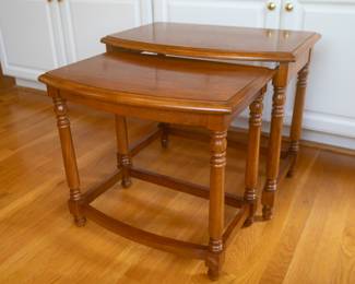 2 Thomasville Nesting Tables in EXCELLENT condition 26” W x 17” D x 22” H and the smaller table is 22”W x 14” D x 20” H