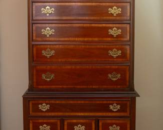 Excellent 5 - Piece Furniture Company Queen Size Banded Mahogany Style Bedroom Set by Dixie Furniture Company
1) Banded Chippendale Style Triple Dresser by Dixie Furniture Company
2) Mirror by Dixie Furniture Company
3) Chippendale style Queen Size 4 Poster Bed
(Electric adjustable base platform sold separately w/ free mattress)
4) Chippendale Style Tall Boy
Chest/Dresser by Dixie Furniture Company
5) Banded Chippendale Style Nightstand Bedside Chest by Dixie Furniture Company