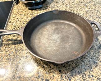 Cast iron skillet