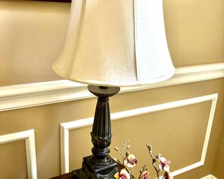 Several pairs of black base lamps