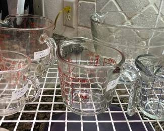 Glass measuring cups
