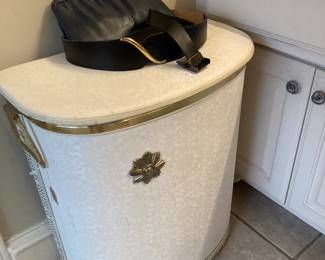Clothes hamper