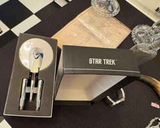 COLLECTIBLE STAR TREK USS ENTERPRISE PIZZA CUTTER 