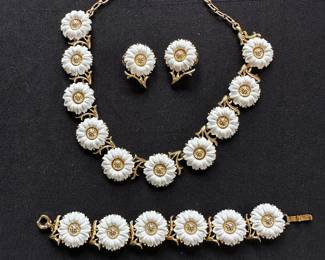 Vintage  Crown Trifari daisy necklace, earrings and bracelet