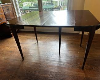 Drop leave extendable table with two leaves (shown)