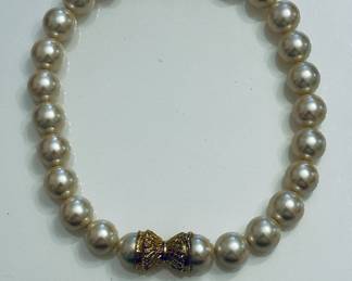 Faux pearl choker