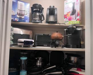 Assorted kitchen equipment 