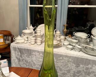 28” Viking Epic Drape Swung glass vase