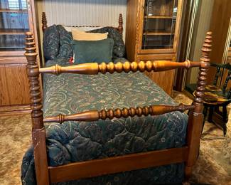 Twin Solid Wood Antique Spindle Bed. GORGEOUS 