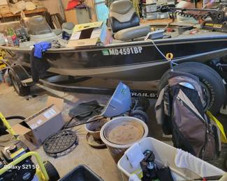 TRACKER TOURNAMENT V18 BASS BOAT MERCURY 90HP OUTBOARD, TROLLING MOTOR AND TRAILER.