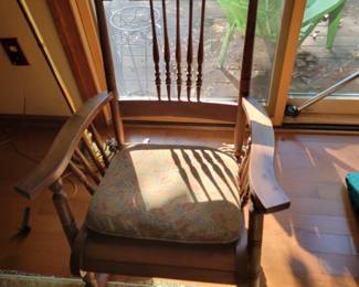 ANTIQUE ROCKING CHAIR