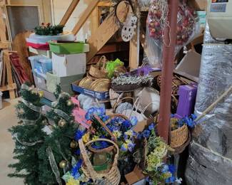 HOLIDAY AND FLORAL DECOR