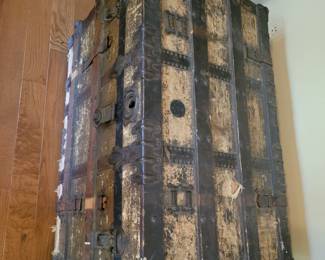 ANTIQUE TRUNK