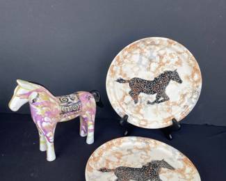 Horse figurine & pottery plate set 