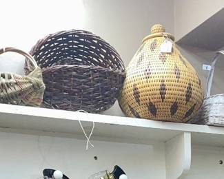 Assorted vintage baskets 