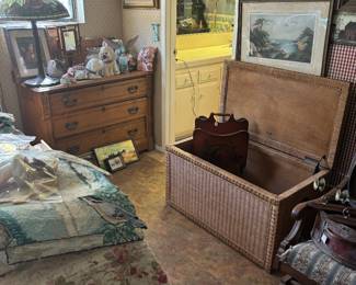 Antique chest of drawers