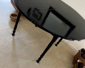 Black lacquered round table 