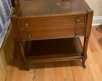 2 matching night stands