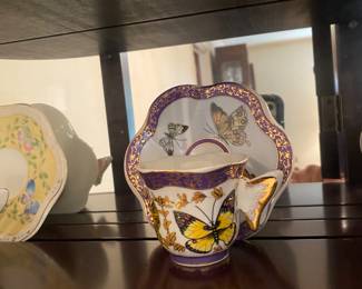 Plenty of nice tea sets available. 