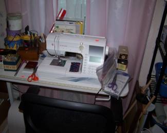 NEWER SINGER SEWING MACHINE