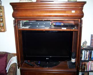 FLATSCREEN & ENTERTAINMENT ARMOIRE