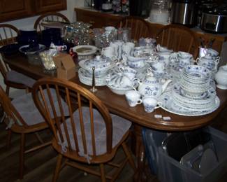 OAK DINING TABLE/ 2 LEAVES/ 6 CHAIRS