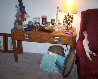 OAK CONSOLE TABLE, LAMP & MISC.