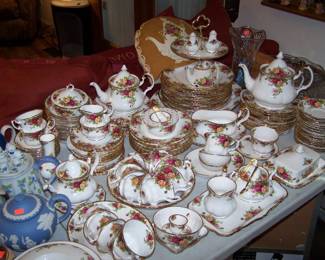 LARGE SET OF "OLD COUNTRY ROSES" CHINA