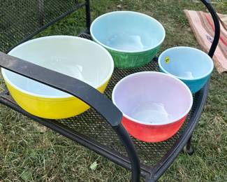 Vintage pyrex set.